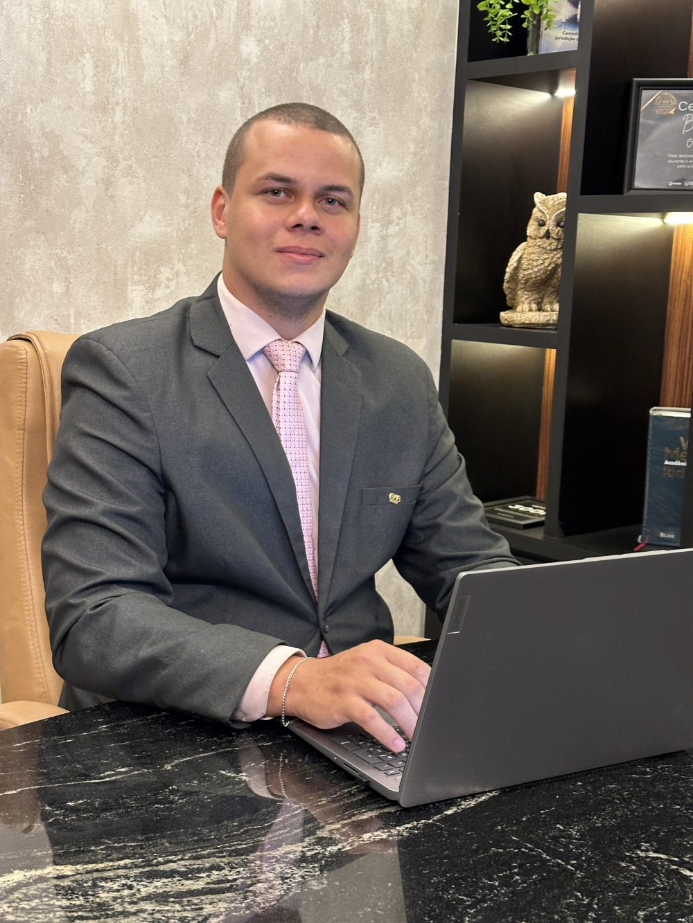 Lucas Marinho em seu escritório